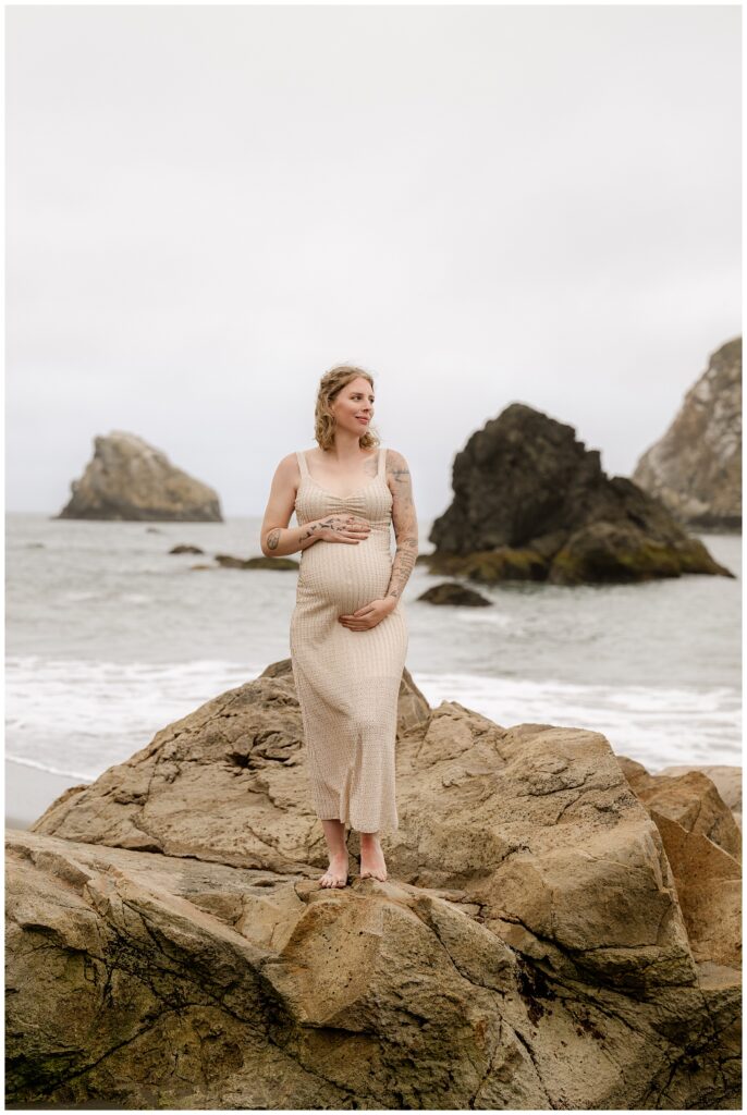 maternity, oregon coast, maternity photos, maternity outfit inspo, outfit inspo, brookings, oregon, oregon photoshoot, oregon coast, oregon coast photoshoot, oregon coast maternity shoot