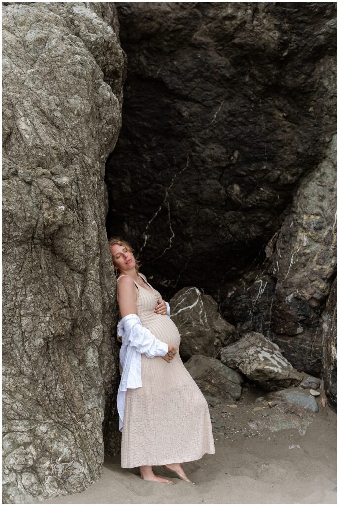 maternity, oregon coast, maternity photos, maternity outfit inspo, outfit inspo, brookings, oregon, oregon photoshoot, oregon coast, oregon coast photoshoot, oregon coast maternity shoot