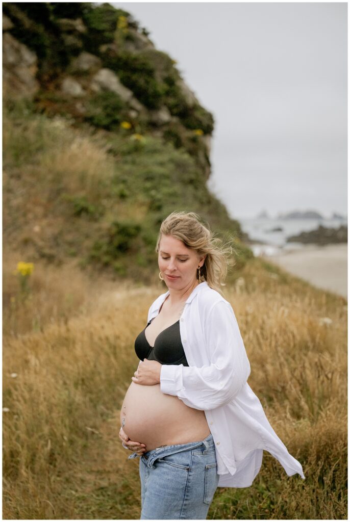 maternity, oregon coast, maternity photos, maternity outfit inspo, outfit inspo, brookings, oregon, oregon photoshoot, oregon coast, oregon coast photoshoot, oregon coast maternity shoot